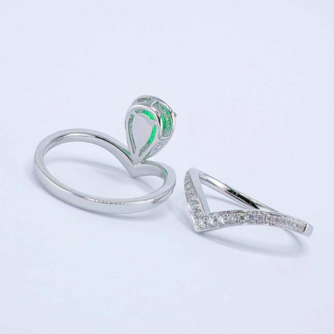 Taglio a goccia Anello con smeraldo Greene & Greene certificato Guild da 0,69 CT e diamanti in vendita