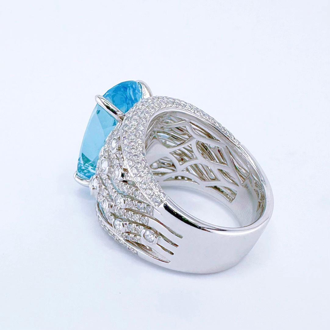 Guild Certified 10,26 CT Aquamarin 18K Weißgold Ring mit Diamanten (Kissenschliff) im Angebot