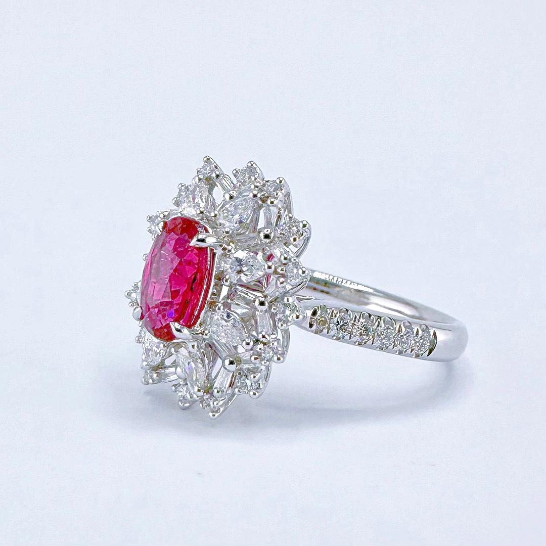 Guild Certified 1.03 CT Rubí rojo sangre de paloma Anillo de oro blanco de 18 quilates con diamante Moderno en venta