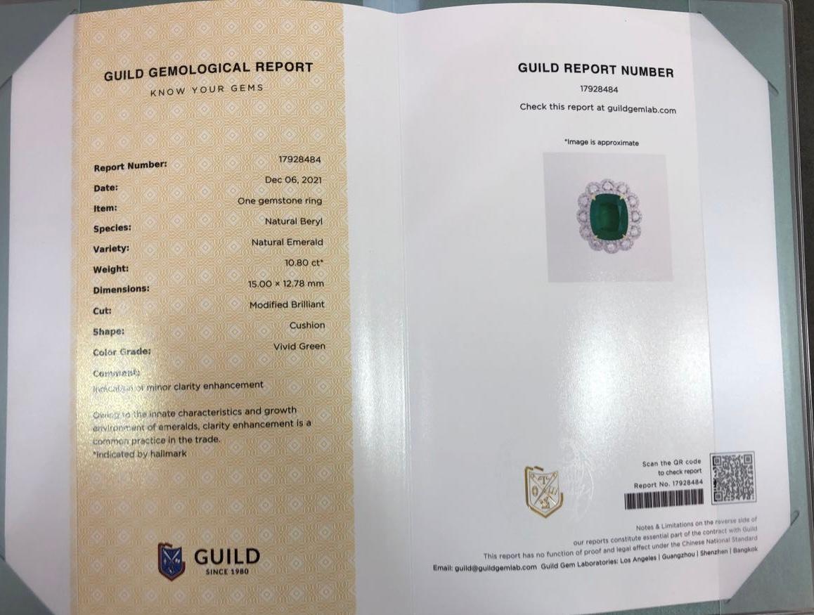 Guild Certified 10.80 CT Vivid Green Emerald 18K Gold Ring/Pendant with Diamonds In New Condition For Sale In Kowloon, HK