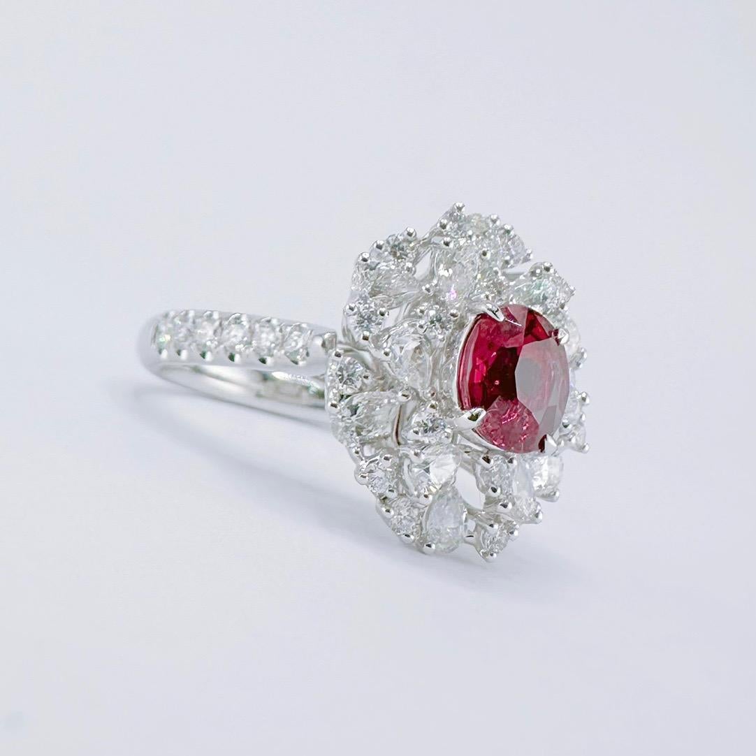 Guild Certified 1.25 CT Intense Red Ruby 18K Gold Cocktail Ring with Diamonds In New Condition For Sale In Kowloon, HK