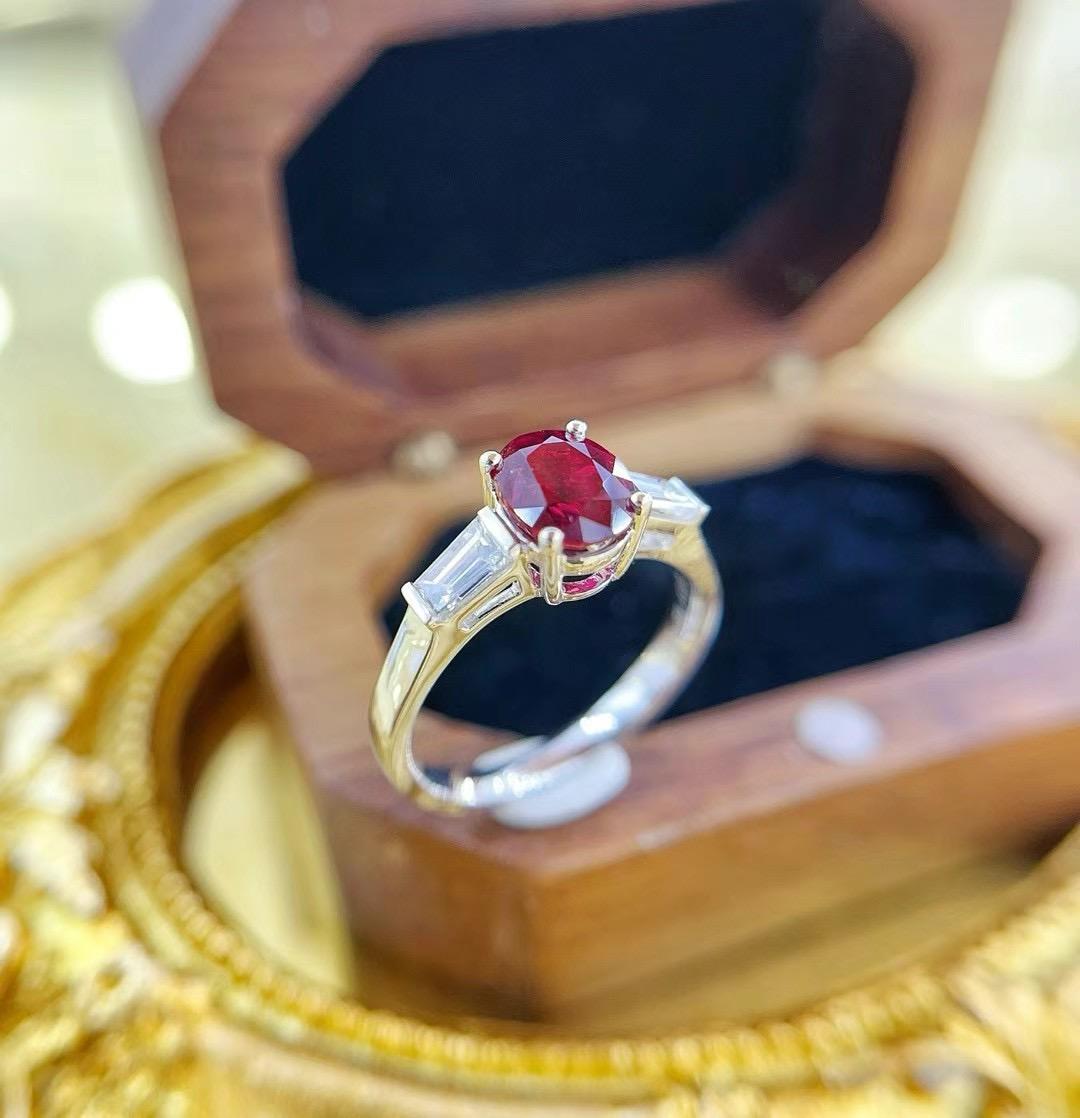 Moderno Anello con tre pietre in rubino e diamanti con certificato Guild da 1,36 CT Pigeon's Blood. in vendita