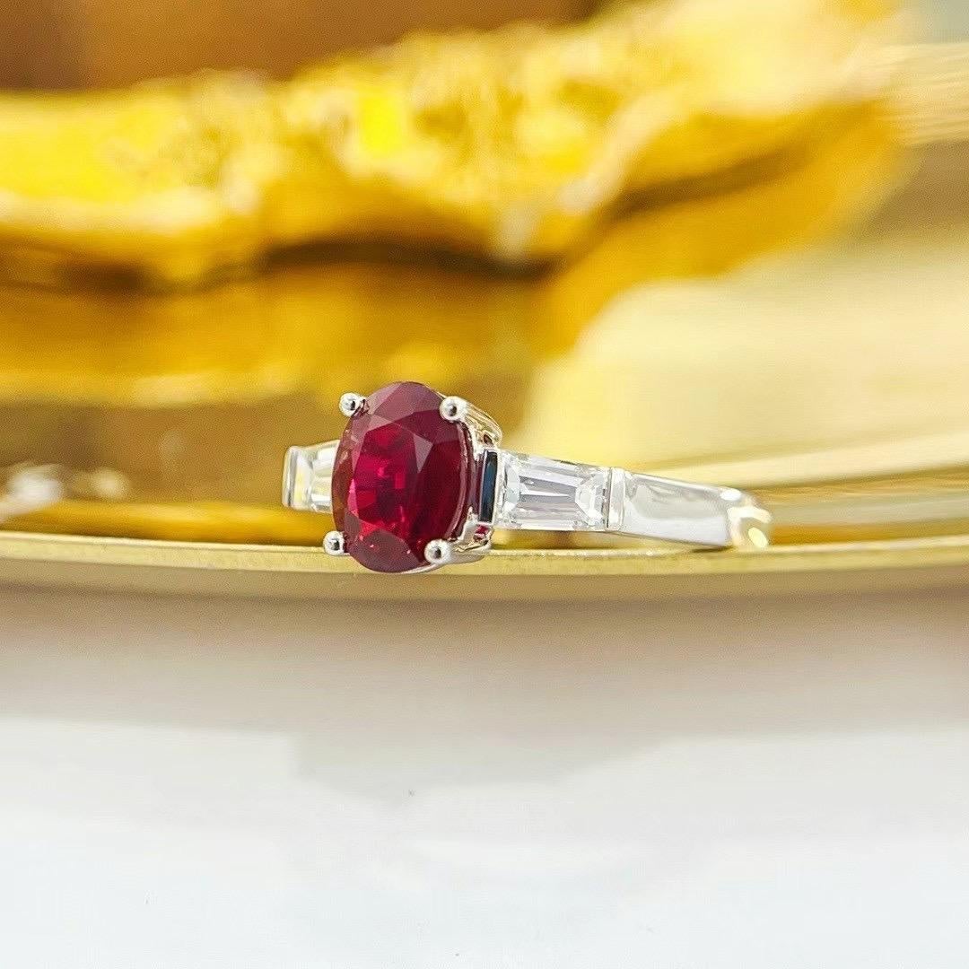 Anello con tre pietre in rubino e diamanti con certificato Guild da 1,36 CT Pigeon's Blood. In condizioni Nuovo in vendita a Kowloon, HK