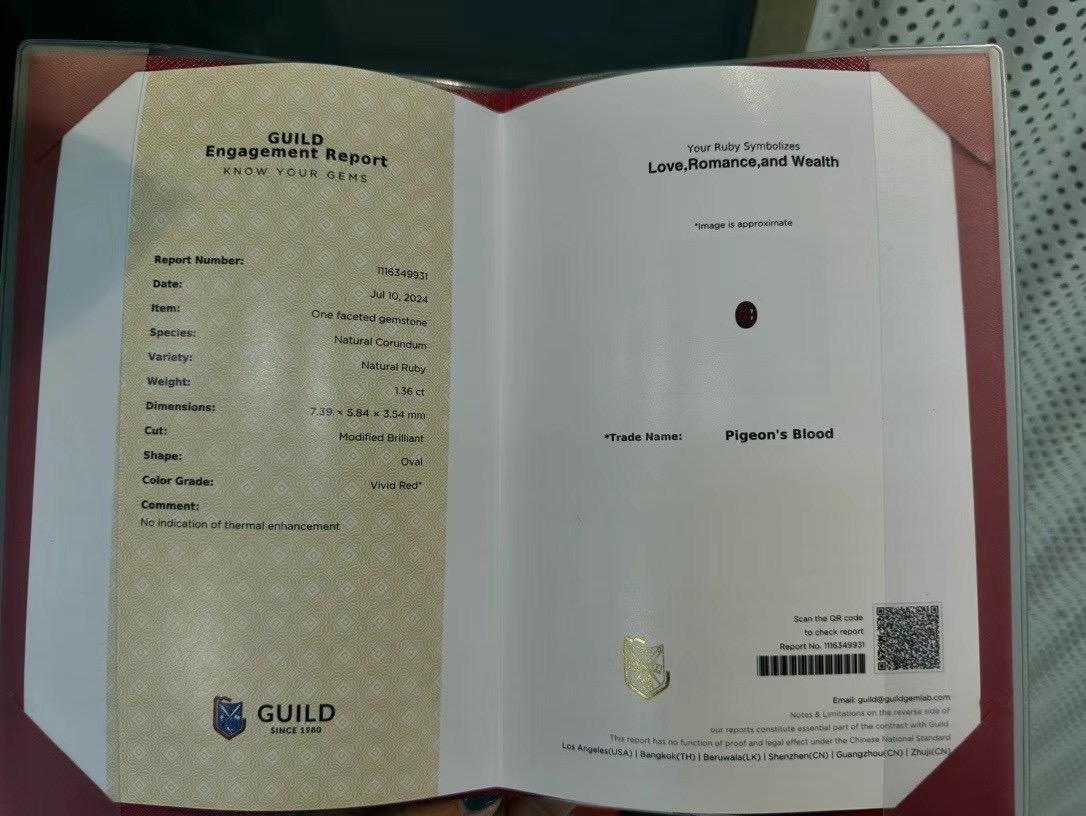 da uomo o donna Anello con tre pietre in rubino e diamanti con certificato Guild da 1,36 CT Pigeon's Blood. in vendita
