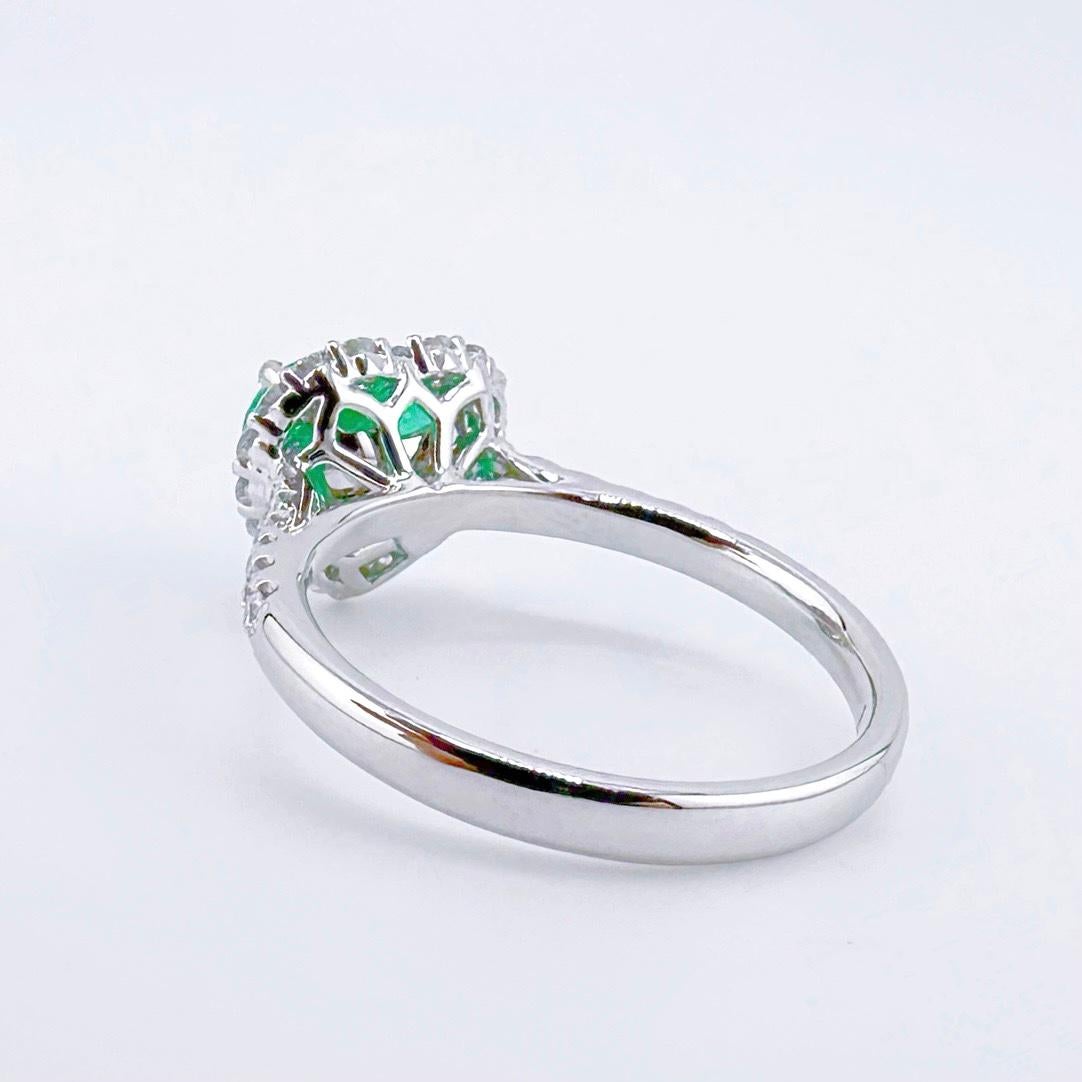 Guild Certified 1.46 CT Colombia Emerald 18K Gold Ring with Diamonds In New Condition For Sale In Kowloon, HK