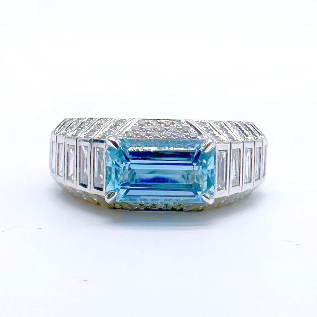 Anello certificato Guild da 1,60 CT con acquamarina blu vivo e diamante baguette

1 Acquamarina - 1,60 CT
Taglia: Passo
Forma: ottagonale 
Colore : Blu vivo

Certificazione Guild in allegato

Diamanti - 0,69 CT
Oro 18K - 5,82 GM
