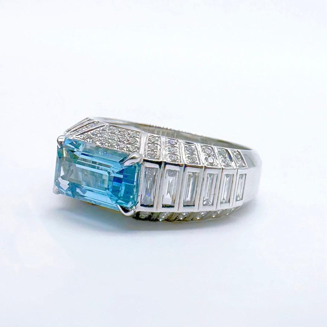 Moderno Anello certificato Guild da 1,60 CT con acquamarina blu vivo e diamante baguette in vendita