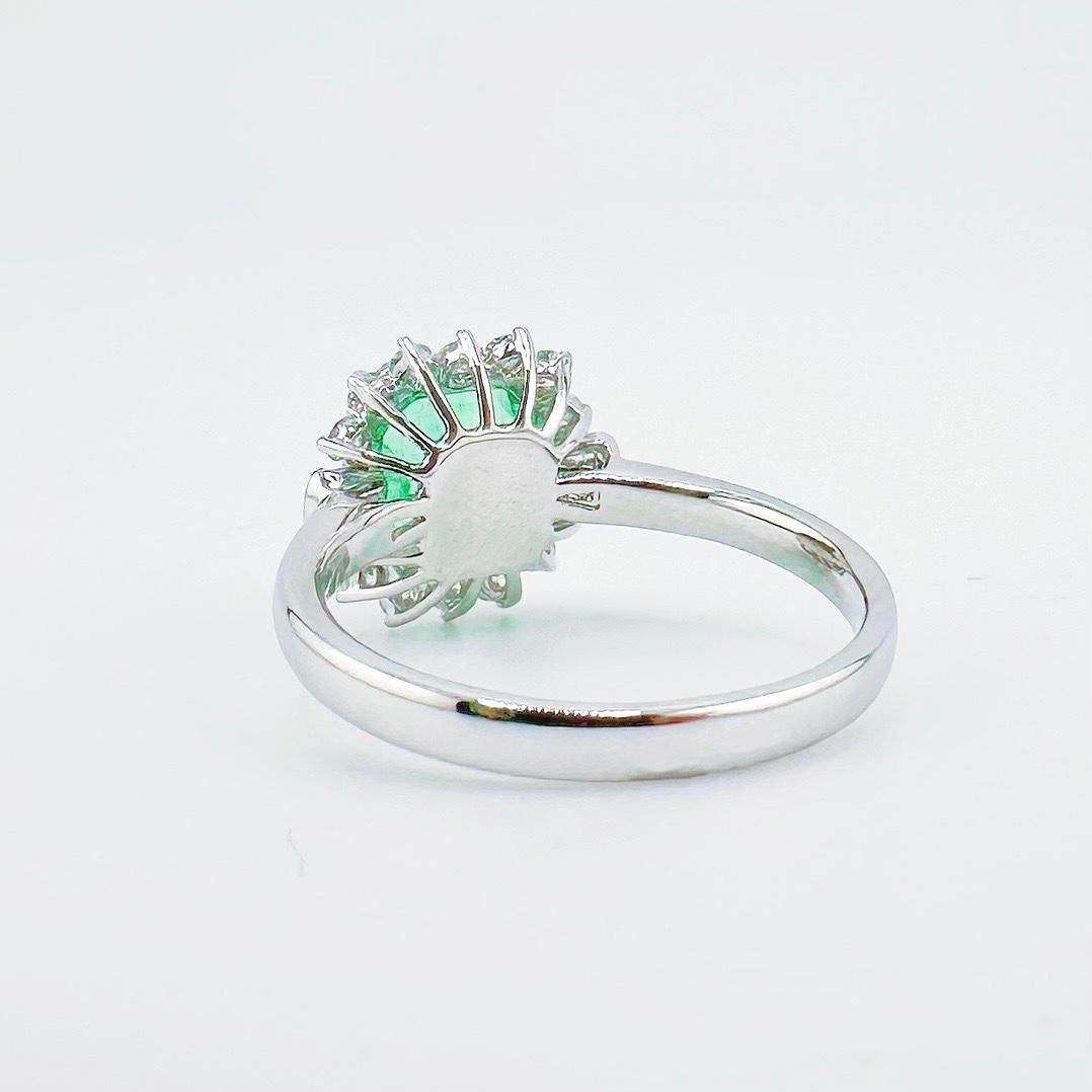 Guild-zertifizierter 1,63 Karat kolumbianischer Smaragdring aus 18 Karat Gold mit Diamanten im Zustand „Neu“ im Angebot in Kowloon, HK