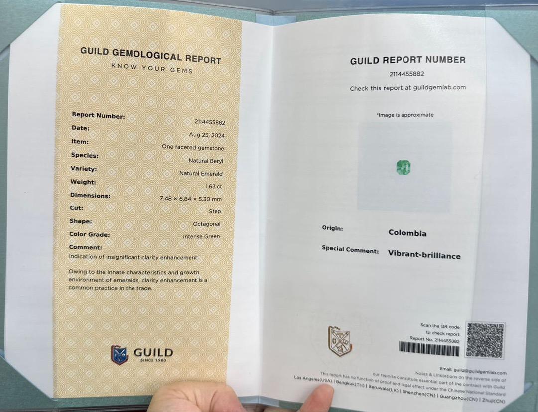 Guild-zertifizierter 1,63 Karat kolumbianischer Smaragdring aus 18 Karat Gold mit Diamanten für Damen oder Herren im Angebot