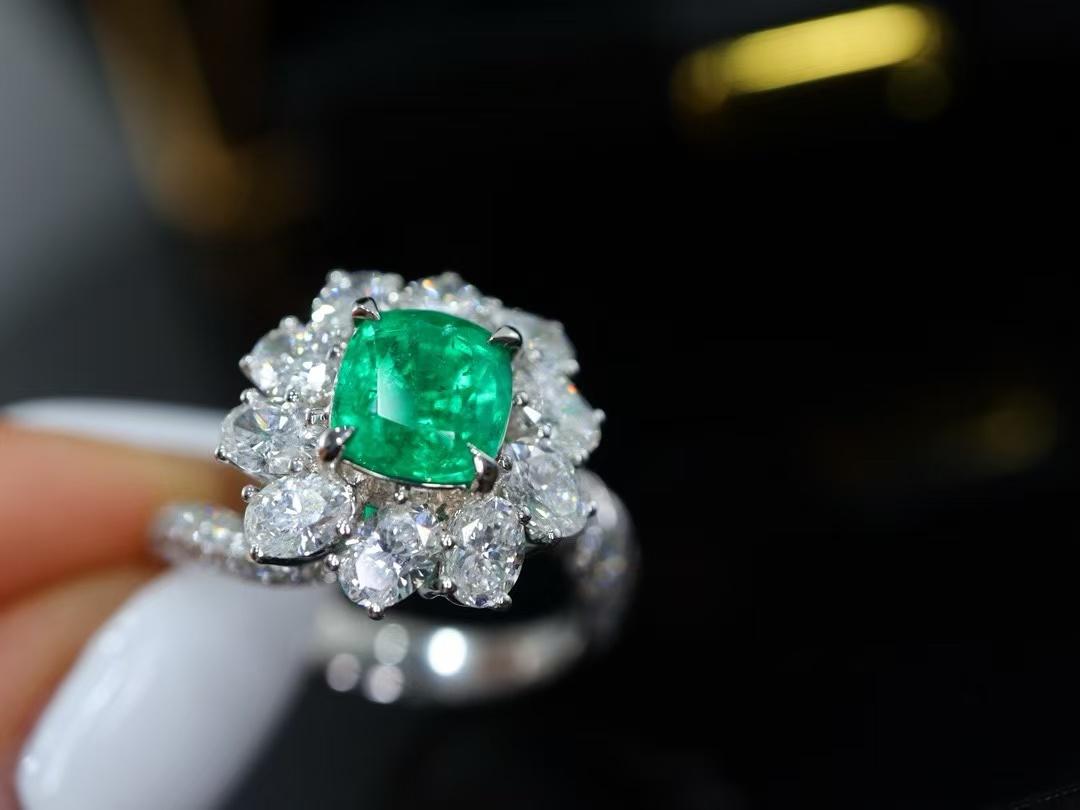 Women's or Men's GUILD Certified 1.19 Carat Emerald Cocktail Ring Thick Gold Inlay Full Diamond For Sale
