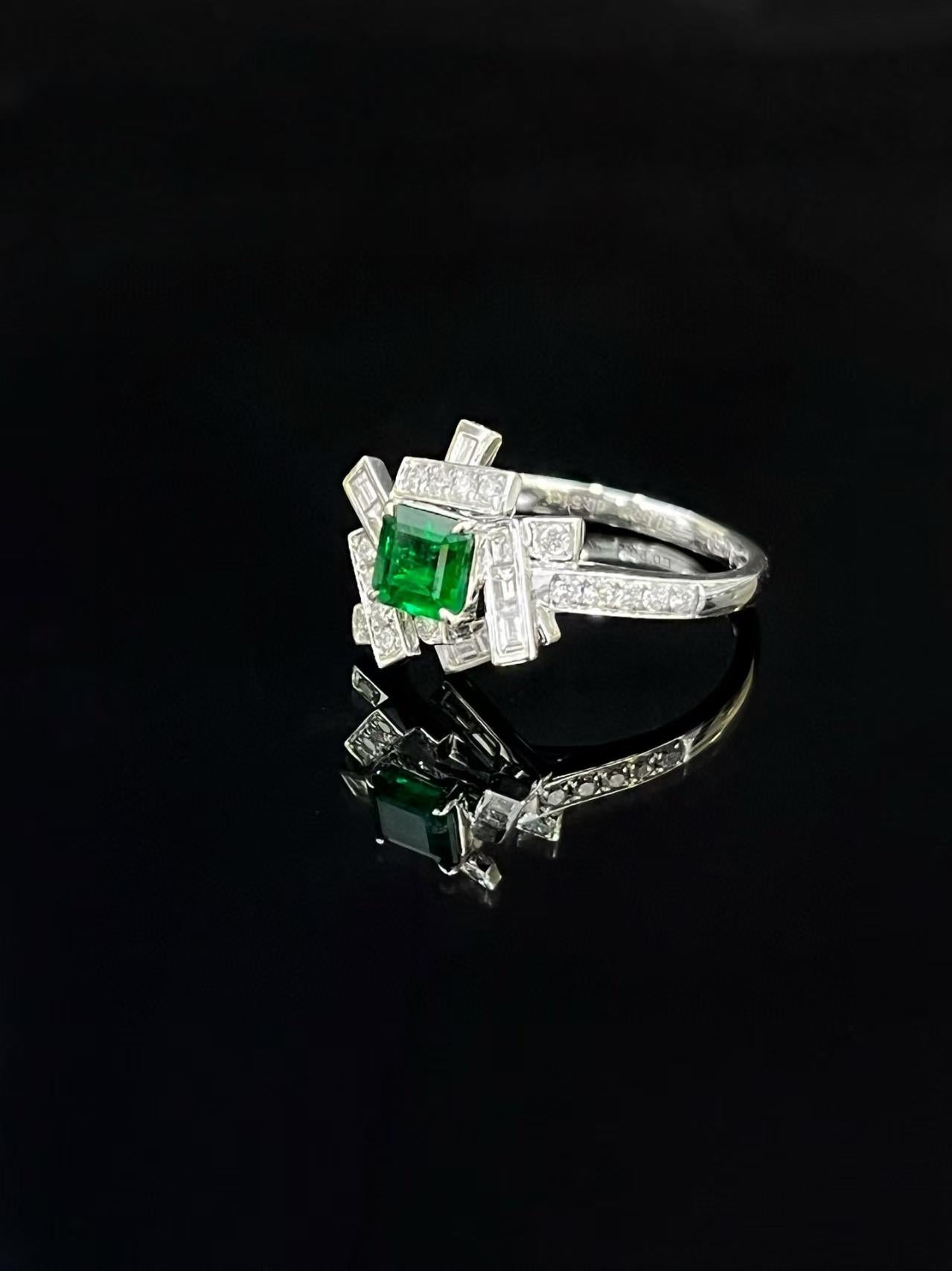Modern GUILD Certified Vivid Green Emerald ‘Chic Green’Collection Diamond Cocktail Ring For Sale