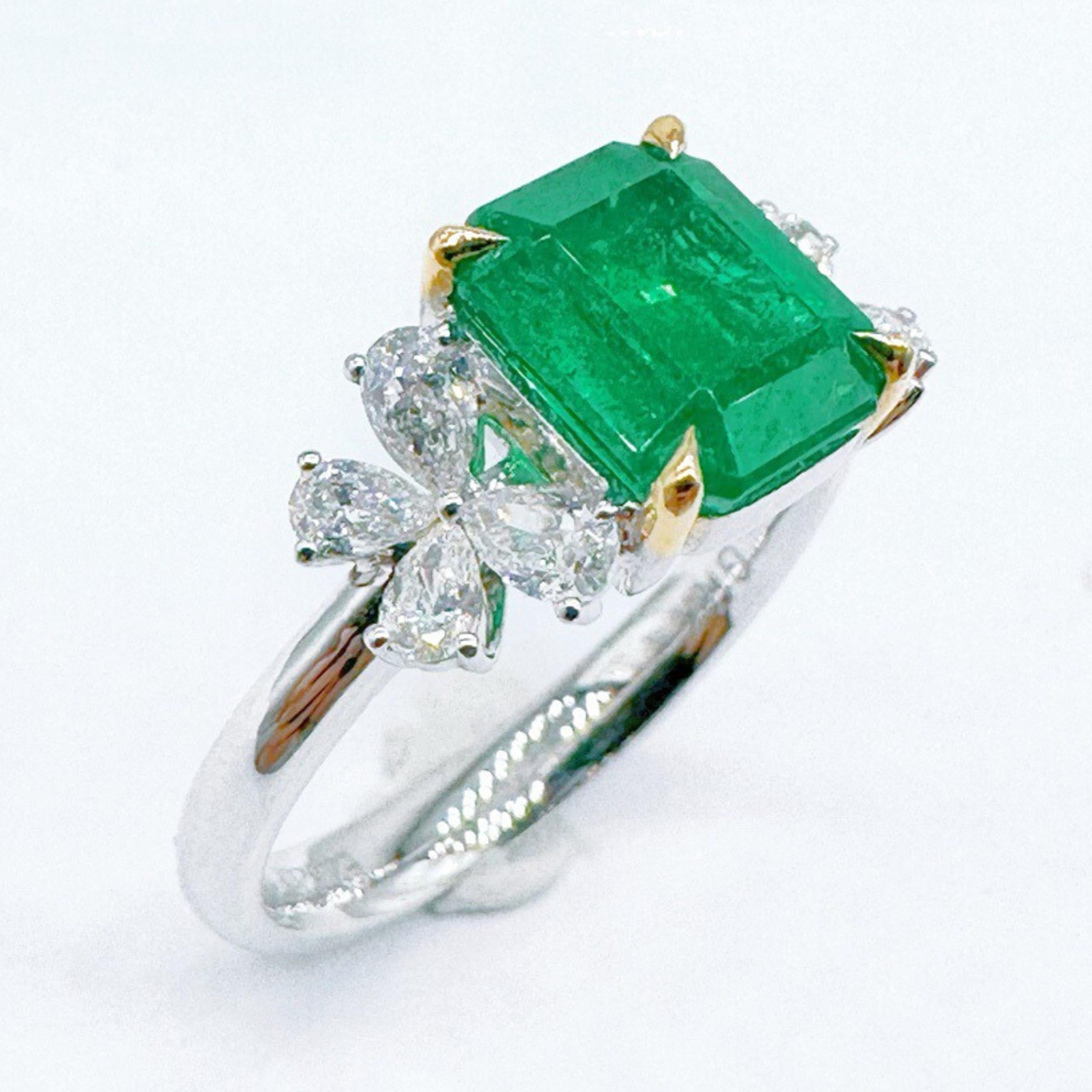 18K White Gold Vivid Green Emerald Cocktail Ring with Diamonds

1 Emerald - 2.32 CT
Diamonds - 0.546 CT
18K Gold - 4.37 GM

Insignificant Emerald. Guild Certified