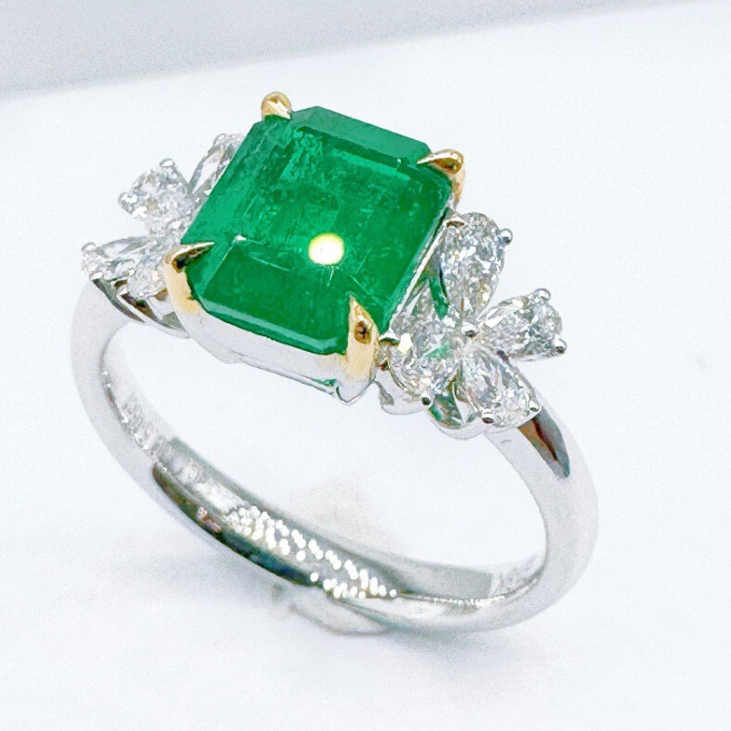 Modern Guild Certified 18K White Gold Vivid Green Emerald Cocktail Ring with Diamonds For Sale