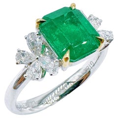 Guild Zertifizierter 18K Weißgold Vivid Green Emerald Cocktail Ring mit Diamanten