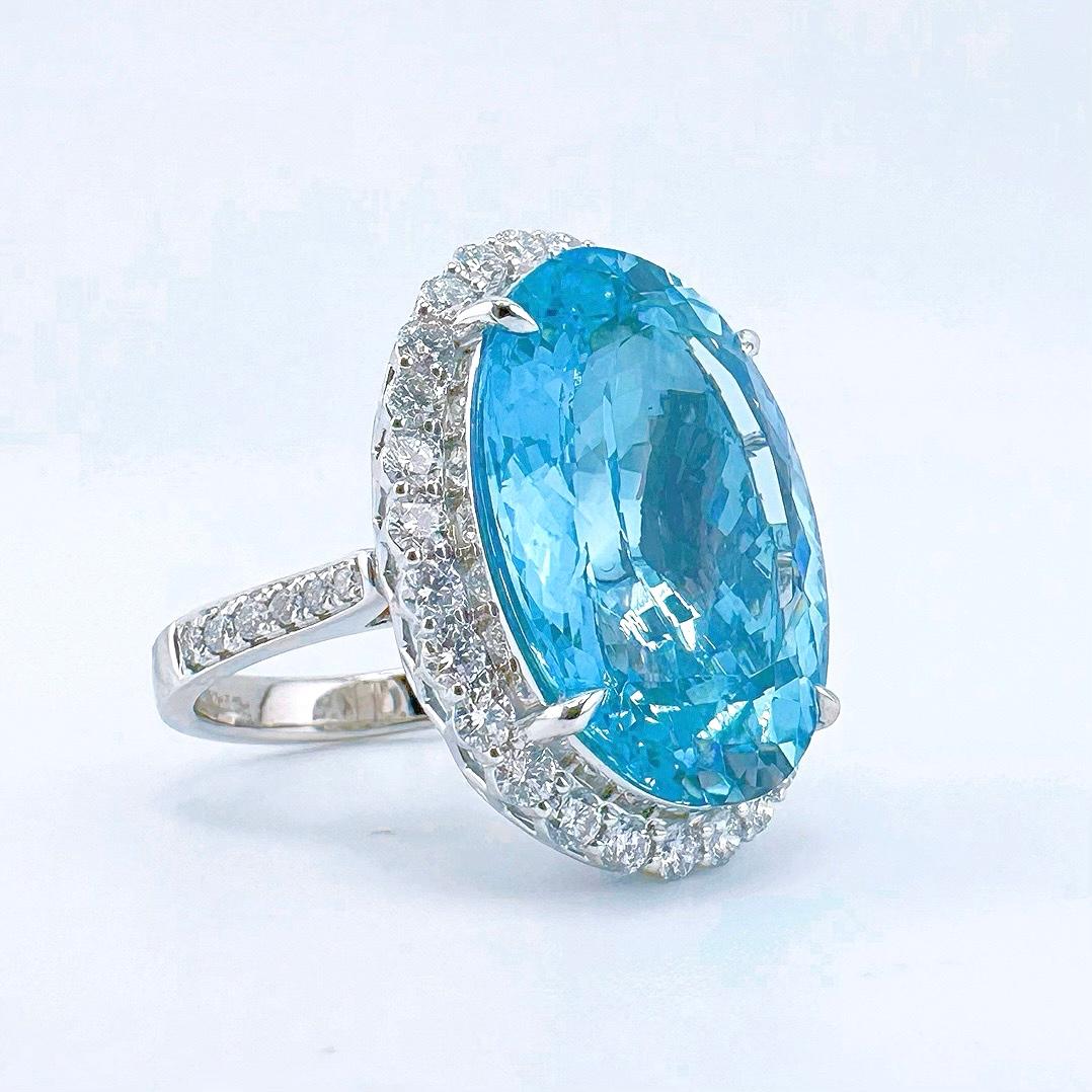 Modern Guild Certified 20.28 CT Vivid Blue Aquamarine 18K Gold Ring with Diamonds For Sale