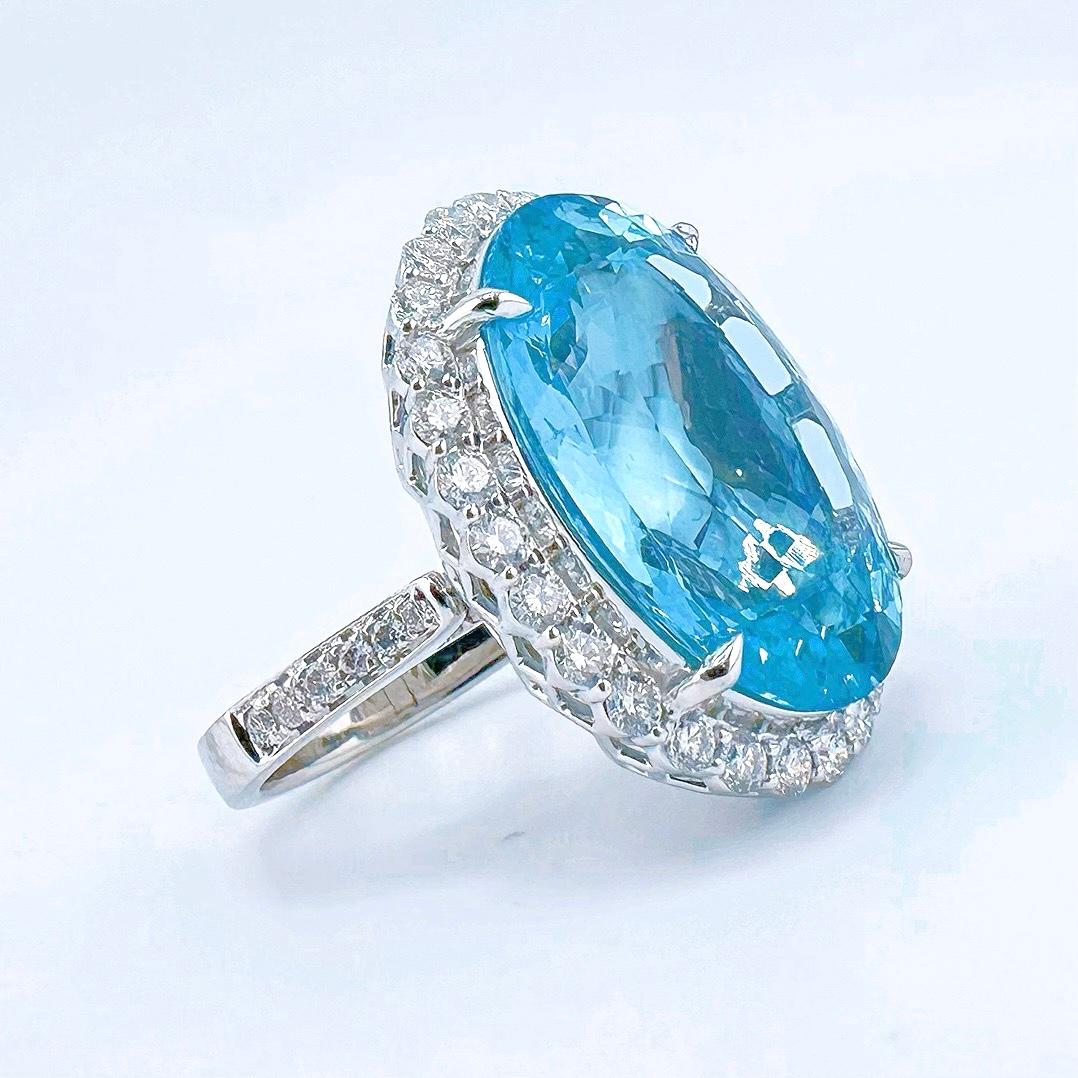 Brilliant Cut Guild Certified 20.28 CT Vivid Blue Aquamarine 18K Gold Ring with Diamonds For Sale
