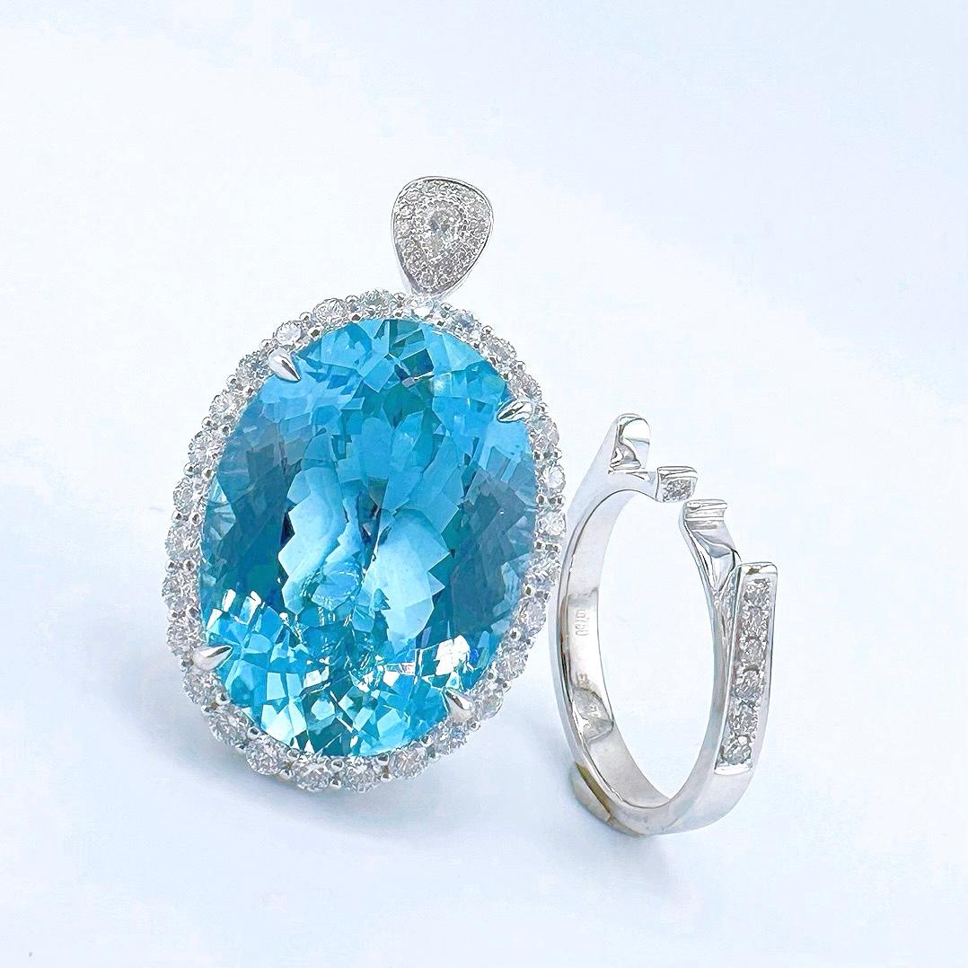Guild Certified 20.28 CT Vivid Blue Aquamarine 18K Gold Ring with Diamonds In New Condition For Sale In Kowloon, HK