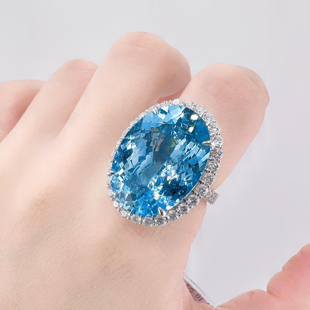 Guild Certified 20.28 CT Vivid Blue Aquamarine 18K Gold Ring with Diamonds For Sale 2