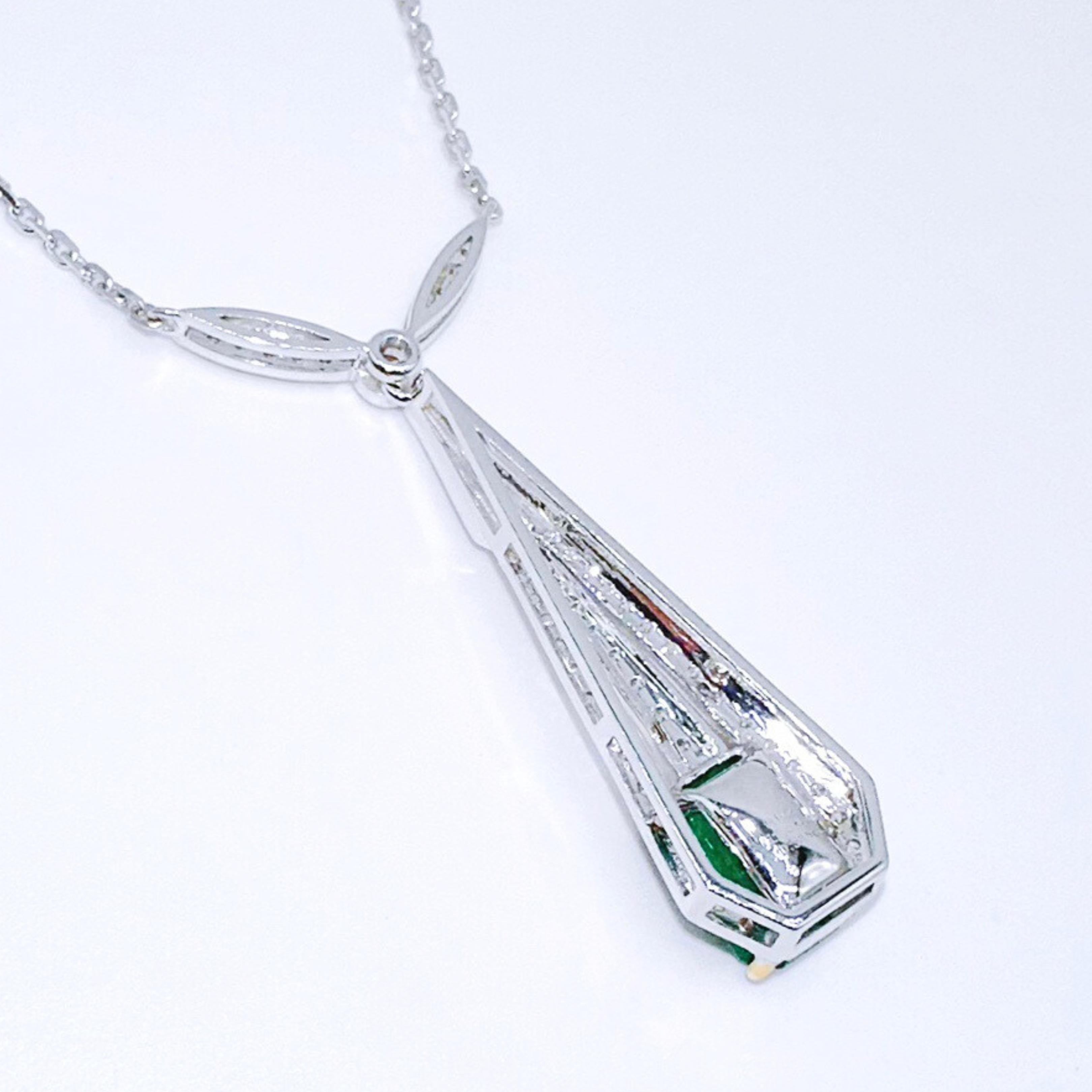 Modern Guild Certified 2.04 CT Emerald 18K Gold Necklace with Diamonds For Sale