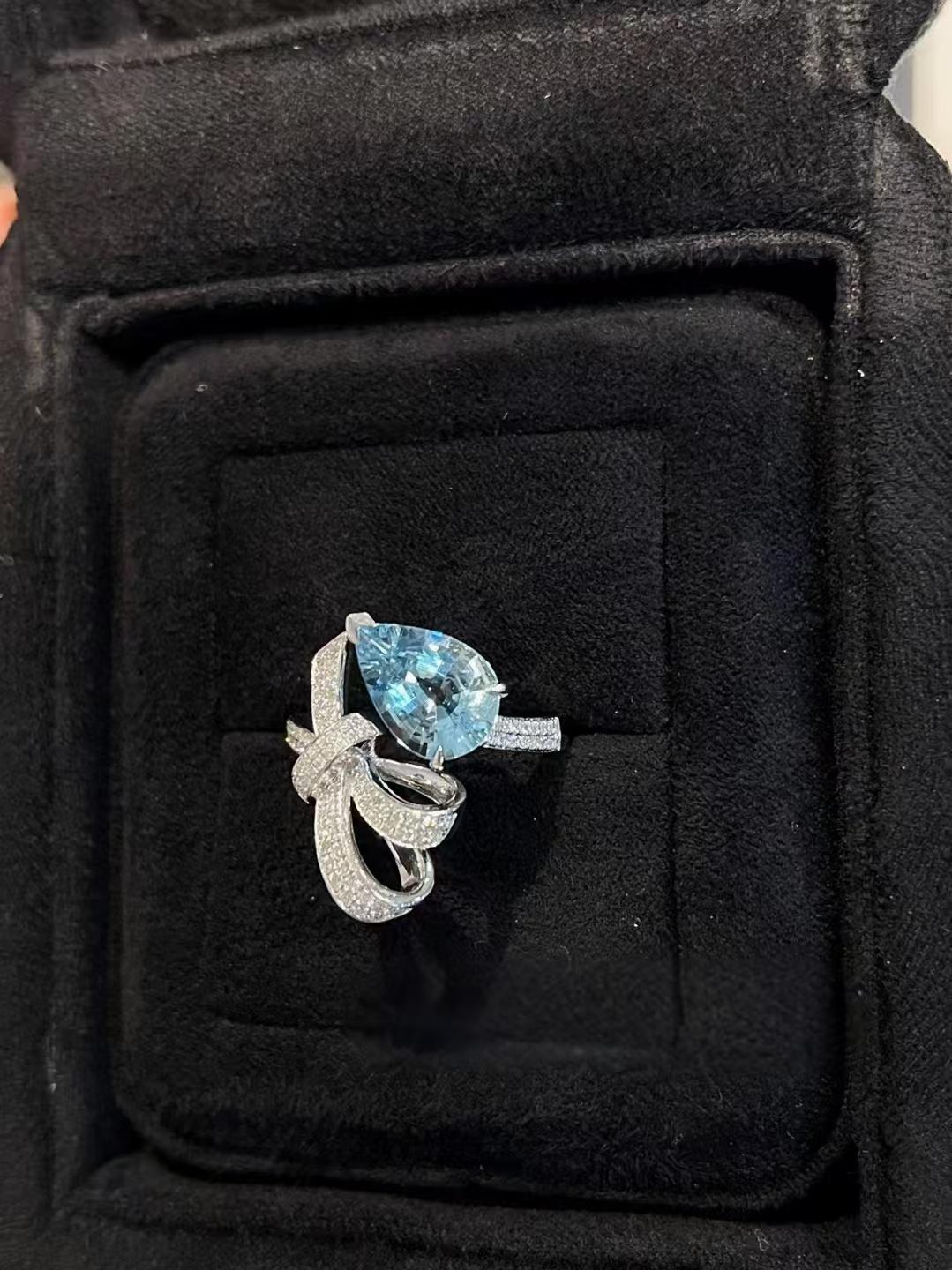 Guild zertifizierter 2,11 Karat Santa Maria Aquamarin-Cocktailring mit Schleifenotenschliff und Diamant (Tropfenschliff) im Angebot