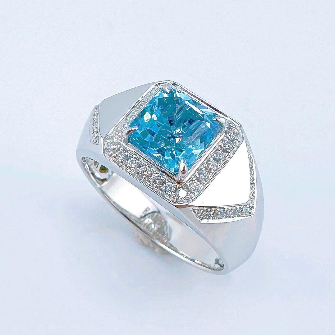 Moderno Anello certificato Guild con acquamarina blu vivida da 2.14 CT e diamanti in vendita