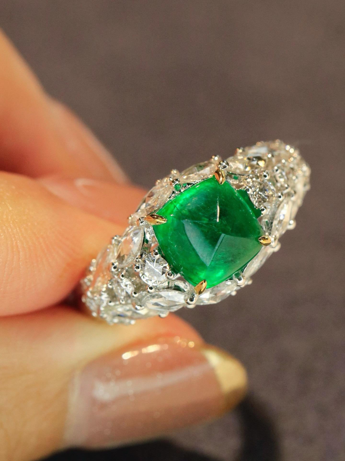 Anillo de diamantes de lujo con esmeralda Sugarloaf verde vivo de 2,14 ct certificada por GUILD en venta 4