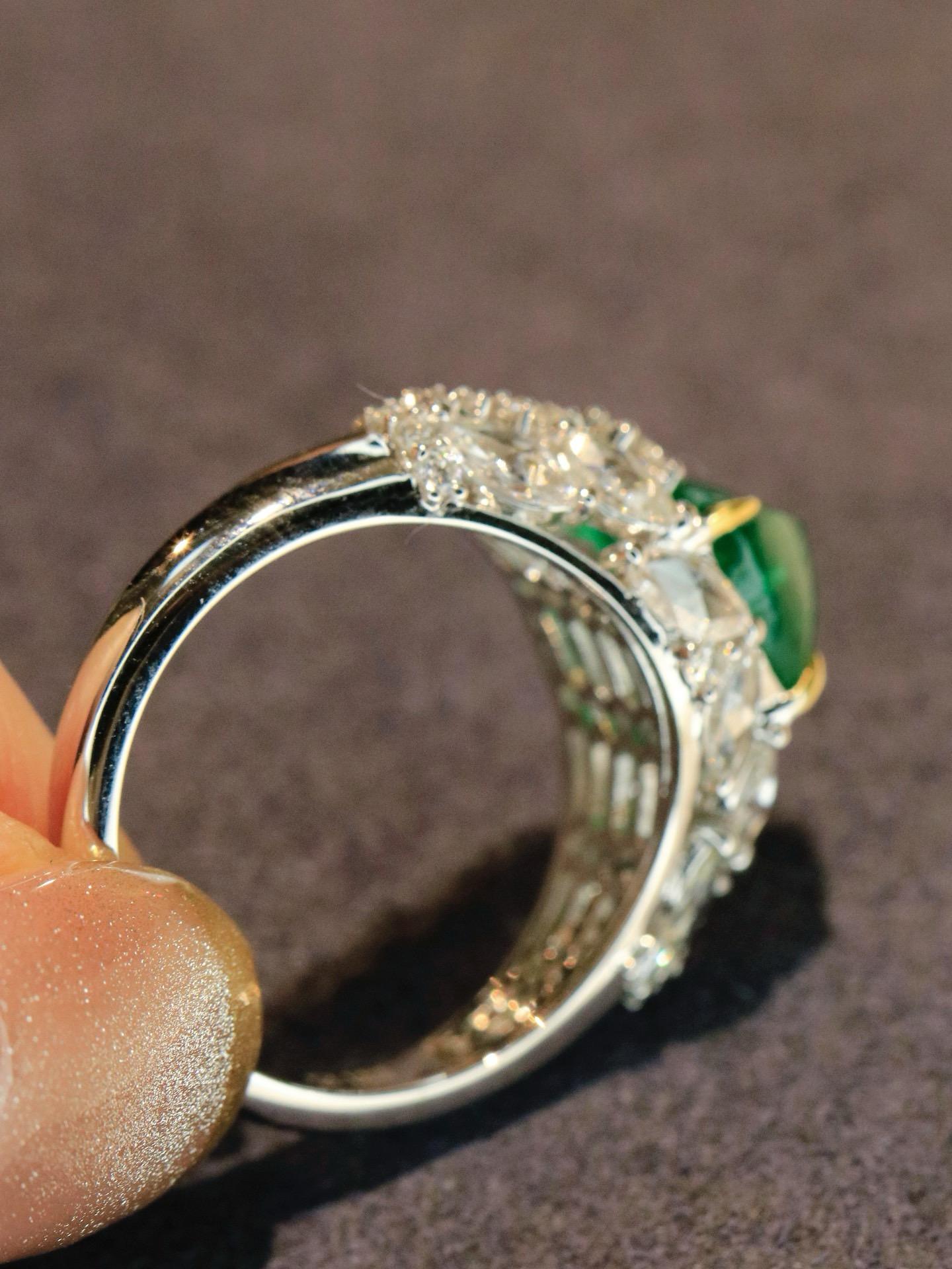 Anillo de diamantes de lujo con esmeralda Sugarloaf verde vivo de 2,14 ct certificada por GUILD

Esmeralda 2,14 ct
Diamantes: 1,10 ct
Peso total: 4,97 gramos

Este anillo fusiona 