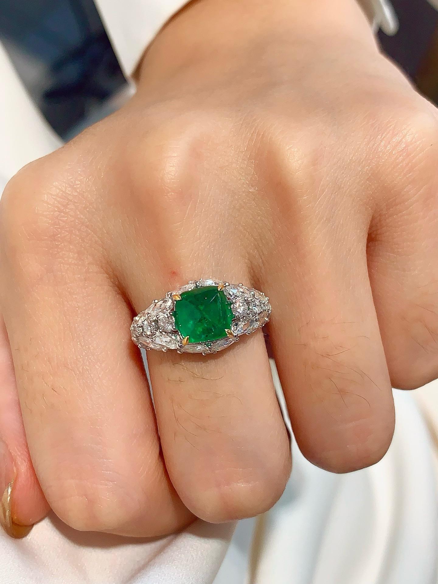 Anillo de diamantes de lujo con esmeralda Sugarloaf verde vivo de 2,14 ct certificada por GUILD Moderno en venta