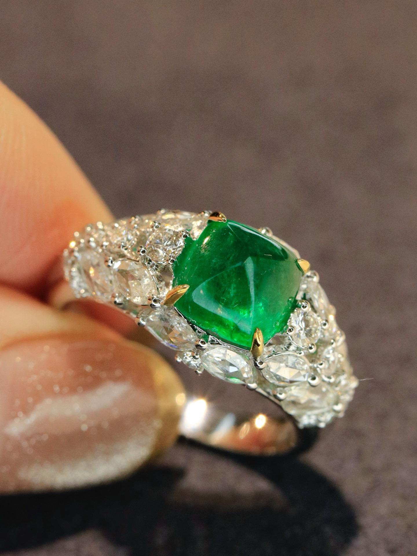 Anillo de diamantes de lujo con esmeralda Sugarloaf verde vivo de 2,14 ct certificada por GUILD Corte esmeralda en venta