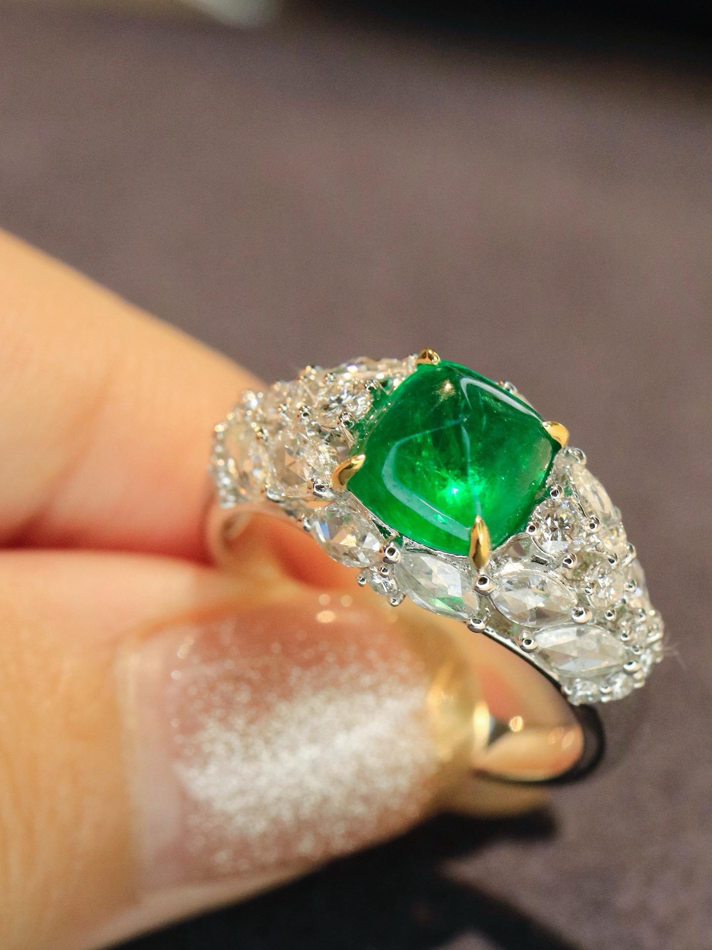 Anillo de diamantes de lujo con esmeralda Sugarloaf verde vivo de 2,14 ct certificada por GUILD en Nuevo estado para la venta en Kowloon, HK