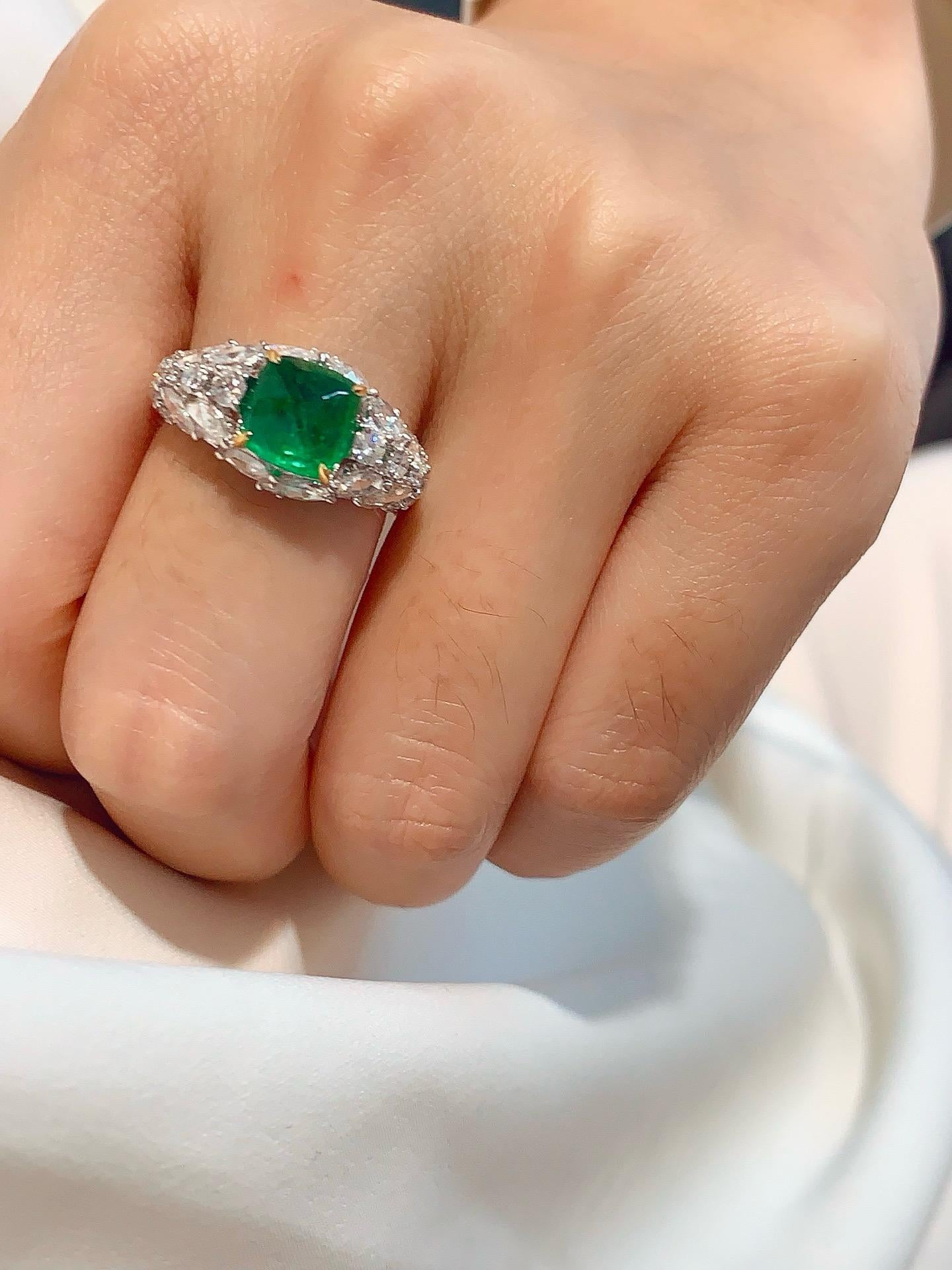 Femenino o masculino Anillo de diamantes de lujo con esmeralda Sugarloaf verde vivo de 2,14 ct certificada por GUILD en venta