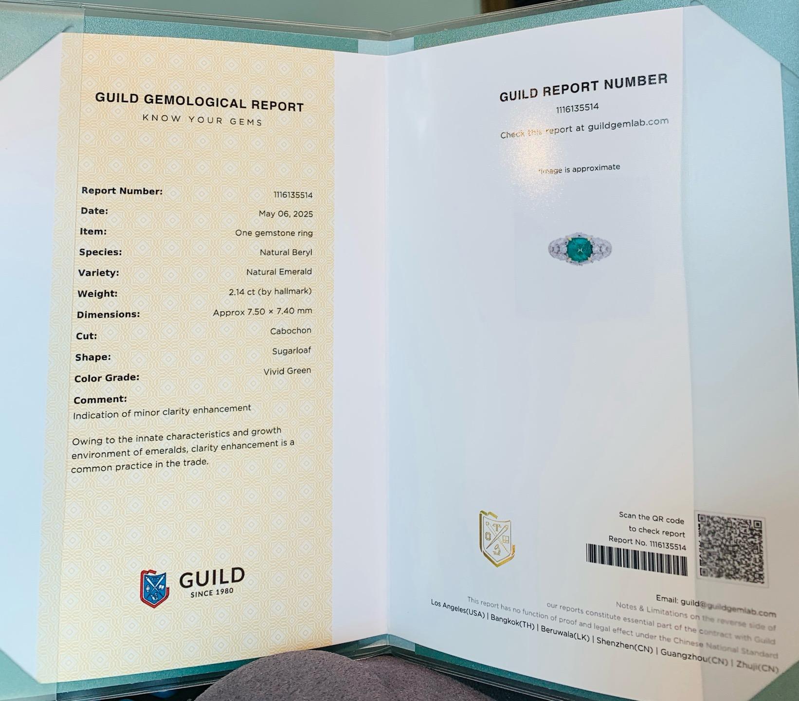 Anillo de diamantes de lujo con esmeralda Sugarloaf verde vivo de 2,14 ct certificada por GUILD en venta 1