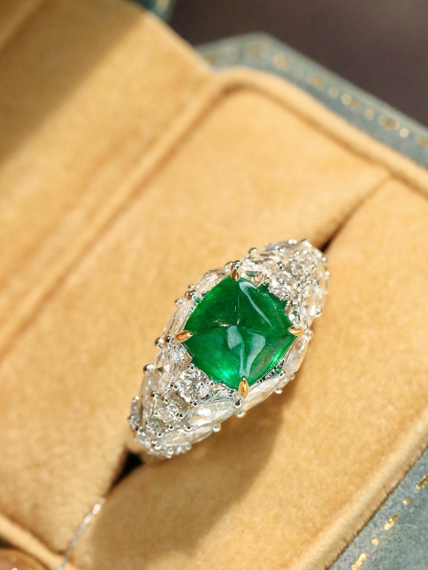 Anillo de diamantes de lujo con esmeralda Sugarloaf verde vivo de 2,14 ct certificada por GUILD en venta 2