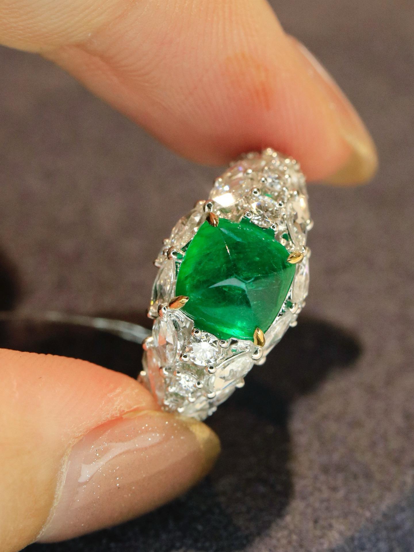 Anillo de diamantes de lujo con esmeralda Sugarloaf verde vivo de 2,14 ct certificada por GUILD en venta 3