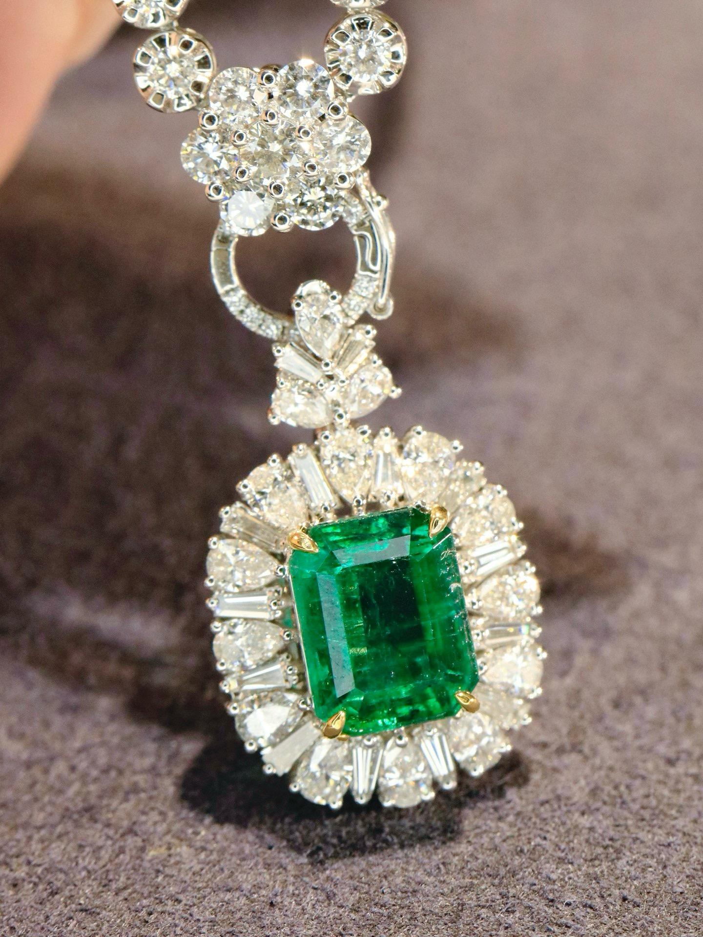 Guild Certified 2.34ct Emerald & Diamond 18K Gold Statement Piece (Pièce de déclaration en or 18K) en vente 4