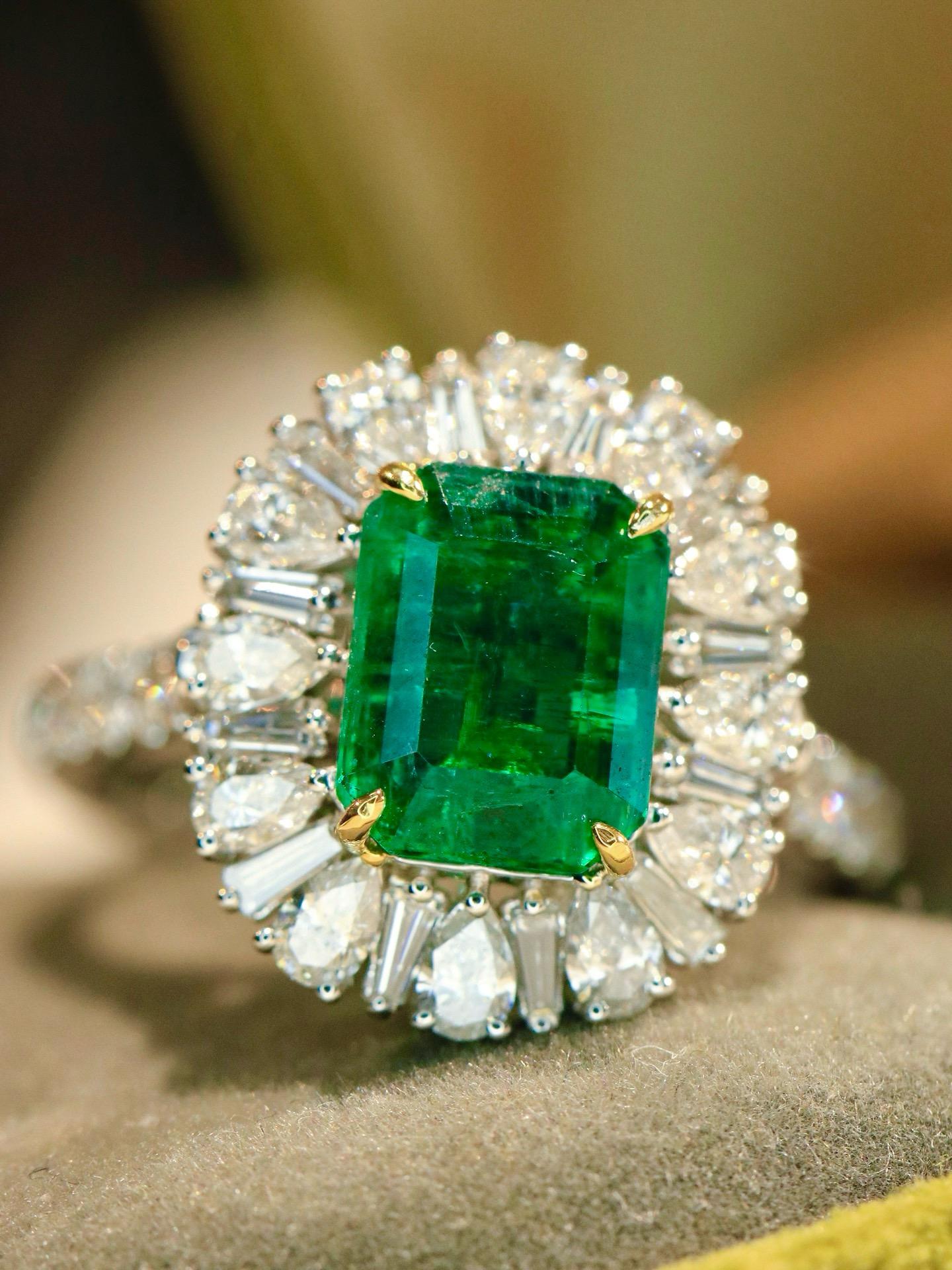 Guild Certified 2.34ct Emerald & Diamond 18K Gold Statement Piece (Pièce de déclaration en or 18K)

Émeraude : 2.34ct
Diamants : 1.53ct
Poids total : 6,55 grammes

Ce bijou extraordinaire est un chef-d'œuvre de rareté, d'artisanat et de valeur