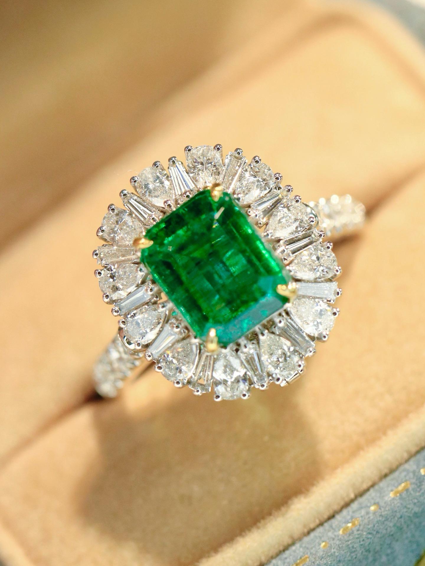 Moderne Guild Certified 2.34ct Emerald & Diamond 18K Gold Statement Piece (Pièce de déclaration en or 18K) en vente