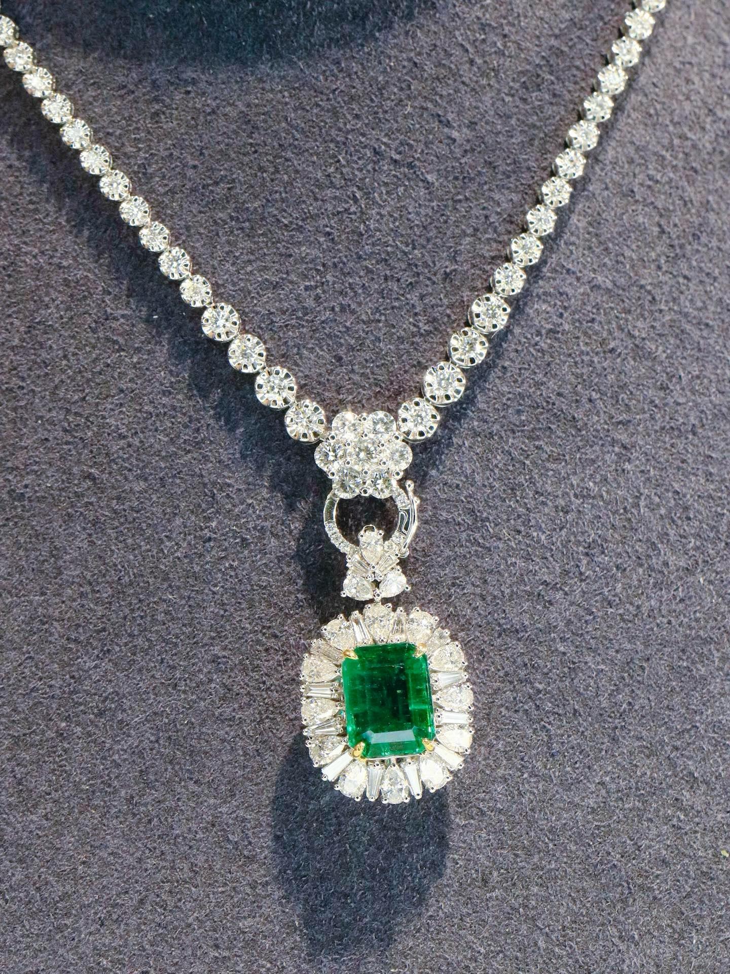 Taille émeraude Guild Certified 2.34ct Emerald & Diamond 18K Gold Statement Piece (Pièce de déclaration en or 18K) en vente