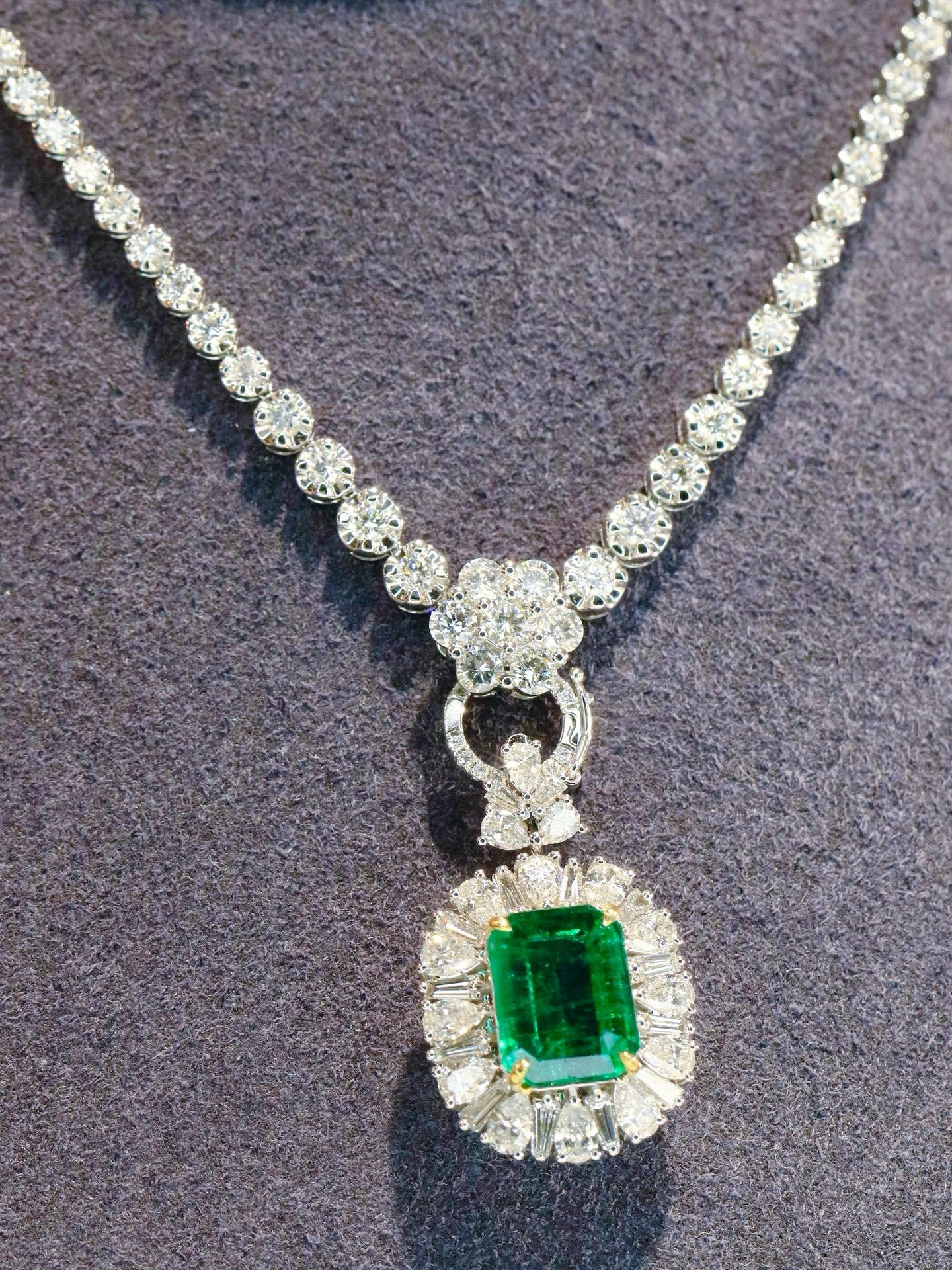 Guild Certified 2.34ct Emerald & Diamond 18K Gold Statement Piece (Pièce de déclaration en or 18K) Neuf - En vente à Kowloon, HK