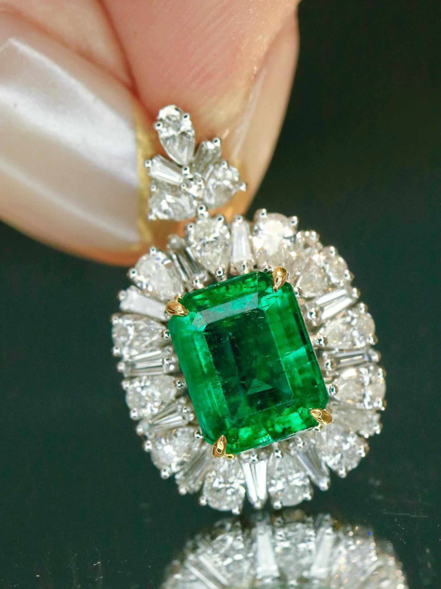 Guild Certified 2.34ct Emerald & Diamond 18K Gold Statement Piece (Pièce de déclaration en or 18K) en vente 1