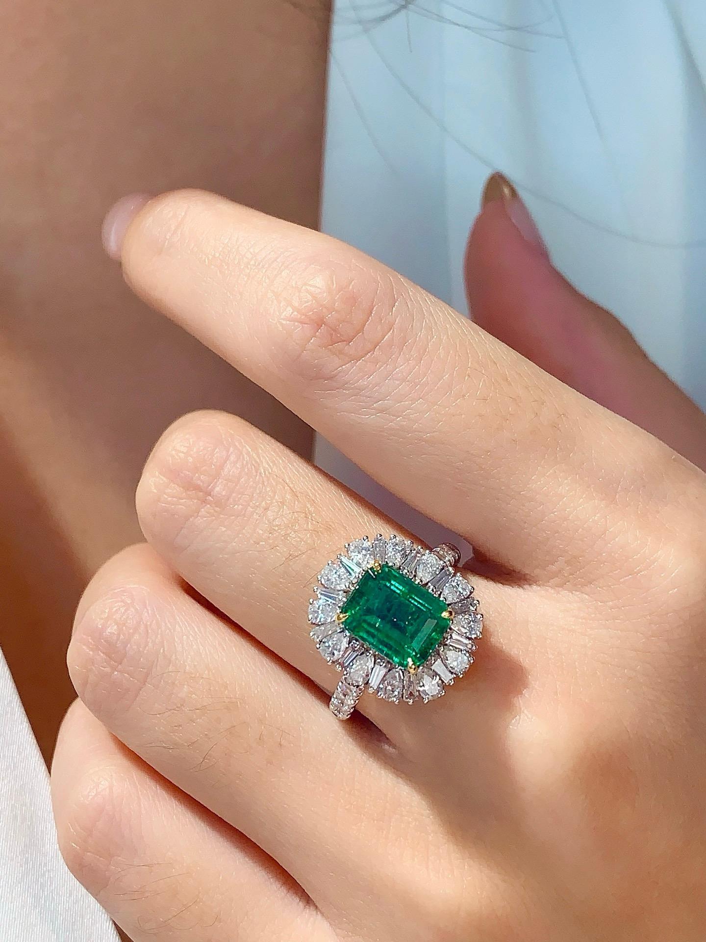 Guild Certified 2.34ct Emerald & Diamond 18K Gold Statement Piece (Pièce de déclaration en or 18K) en vente 2