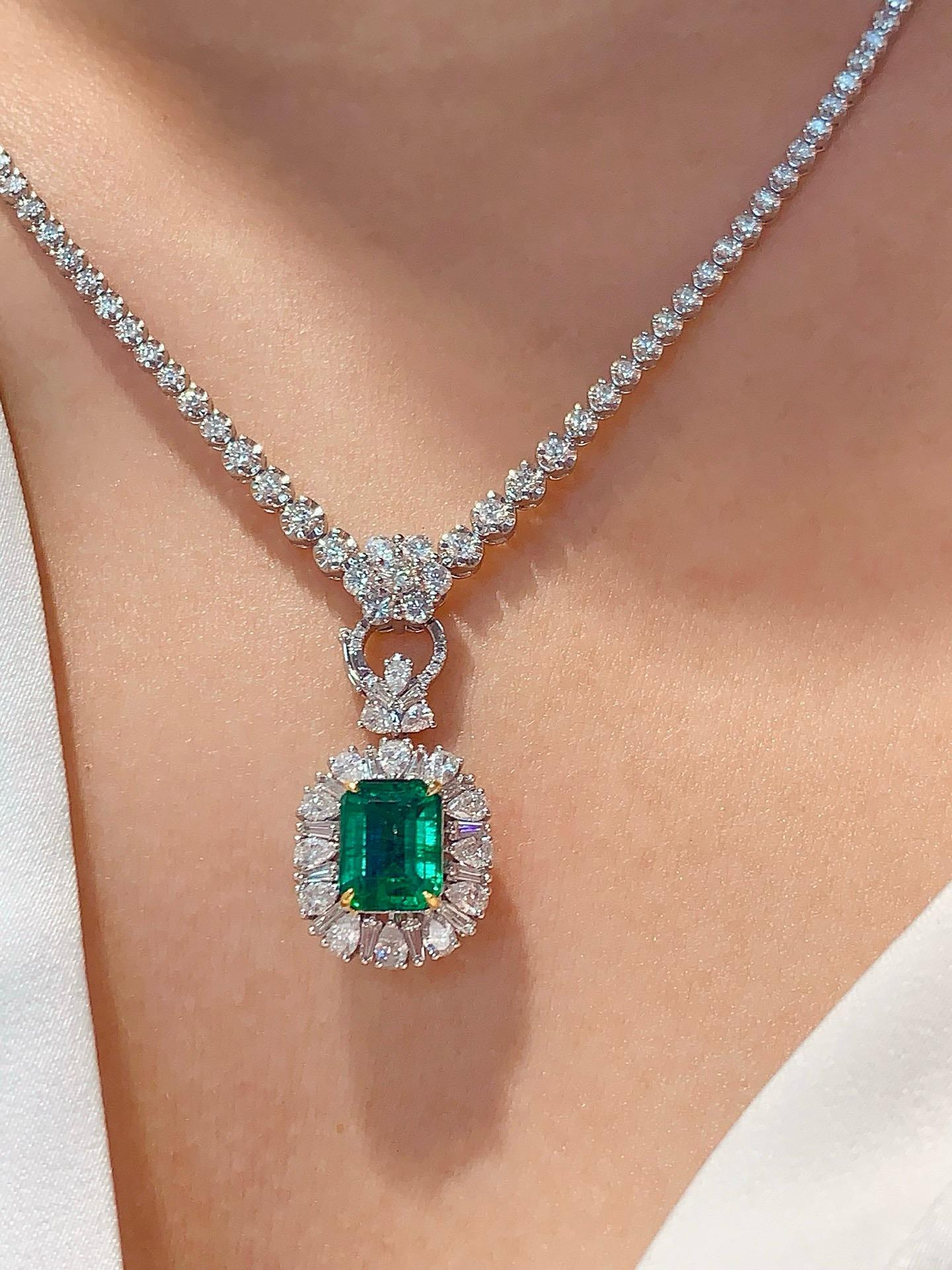 Guild Certified 2.34ct Emerald & Diamond 18K Gold Statement Piece (Pièce de déclaration en or 18K) en vente 3