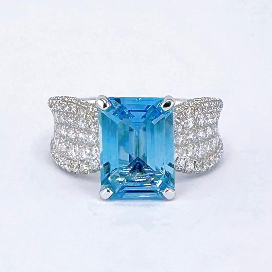 Anello in oro 18 carati certificato Guild con 2,36 carati di eccezionale acquamarina blu di Santa Maria

1 Acquamarina - 2,36 CT
Certificato Guild - Blu Vivido ( Blu Santa Maria Eccezionale )
Forma ottagonale / Taglio a gradini

Diamanti VS - 1,008