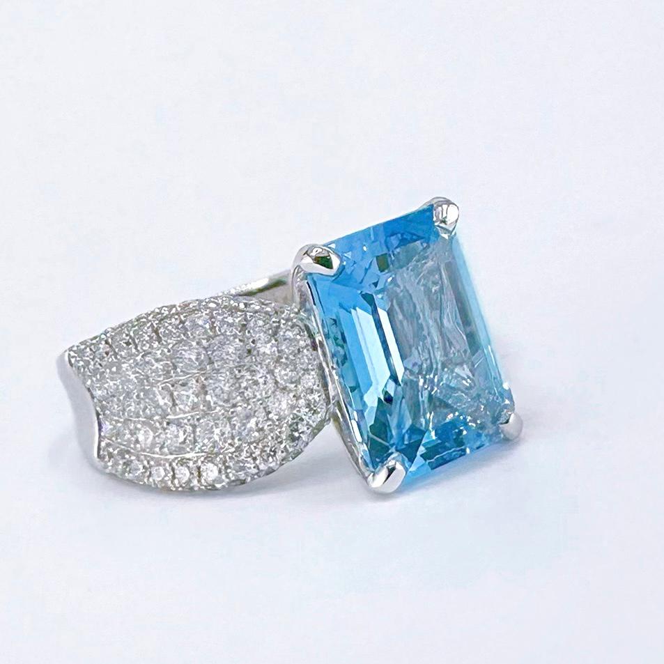 Moderno Anello in oro 18 carati con acquamarina blu vivida certificata Guild da 2,36 carati con diamanti in vendita