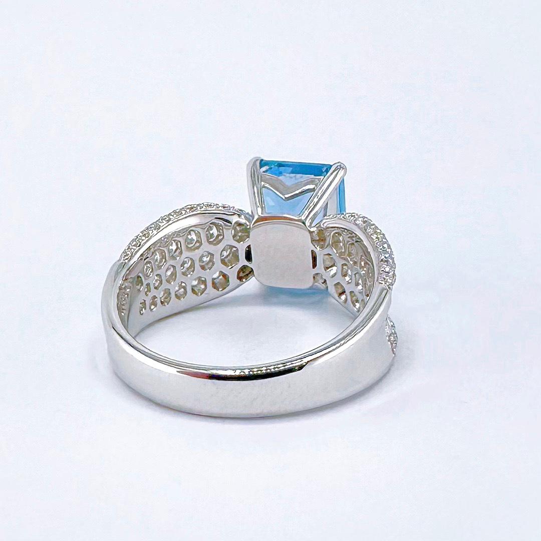 Ottagono Anello in oro 18 carati con acquamarina blu vivida certificata Guild da 2,36 carati con diamanti in vendita