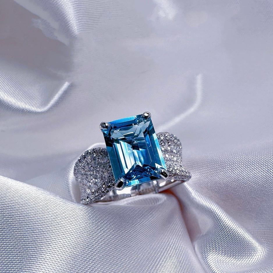 Anello in oro 18 carati con acquamarina blu vivida certificata Guild da 2,36 carati con diamanti in vendita 1