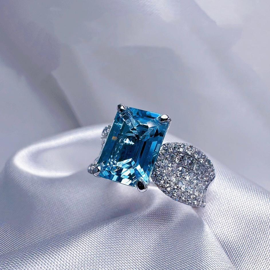 Anello in oro 18 carati con acquamarina blu vivida certificata Guild da 2,36 carati con diamanti in vendita 2