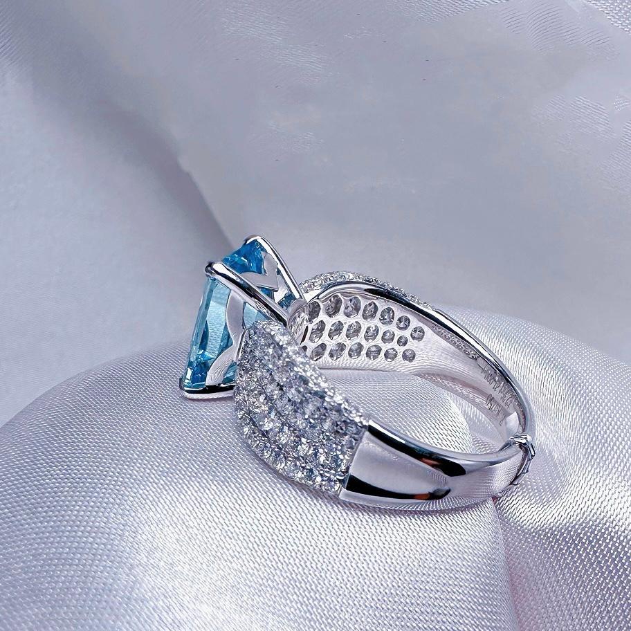 Anello in oro 18 carati con acquamarina blu vivida certificata Guild da 2,36 carati con diamanti in vendita 3