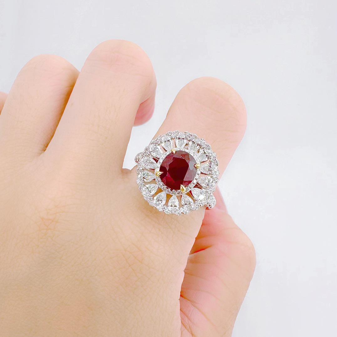 Guild Certified 2.64 CT Pigeon's Blood Red Ruby 18K Gold Diamond Cocktail Ring In New Condition For Sale In Kowloon, HK
