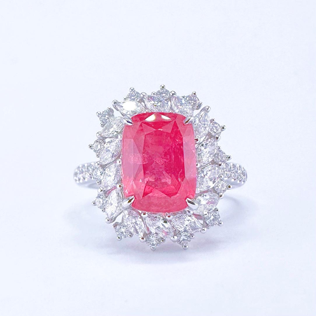 18 Karat Goldring, Guild zertifizierter 3,11 Karat Mahenge Spinell Diamant

1 Spinell - 3,11 CT
Form - Kissen
Schliff - Modifizierter Brillant
Farbe - Lebendiges Orangenrosa ( Lotus )

Guild Zertifizierung beigefügt

Diamanten - 1,10 CT
18K Gold -